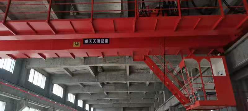 重庆钢铁采购多台单双梁起重机安装现场